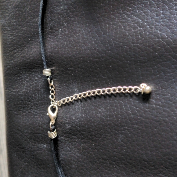 Leather necklace with pendant - Picture 3 of 3